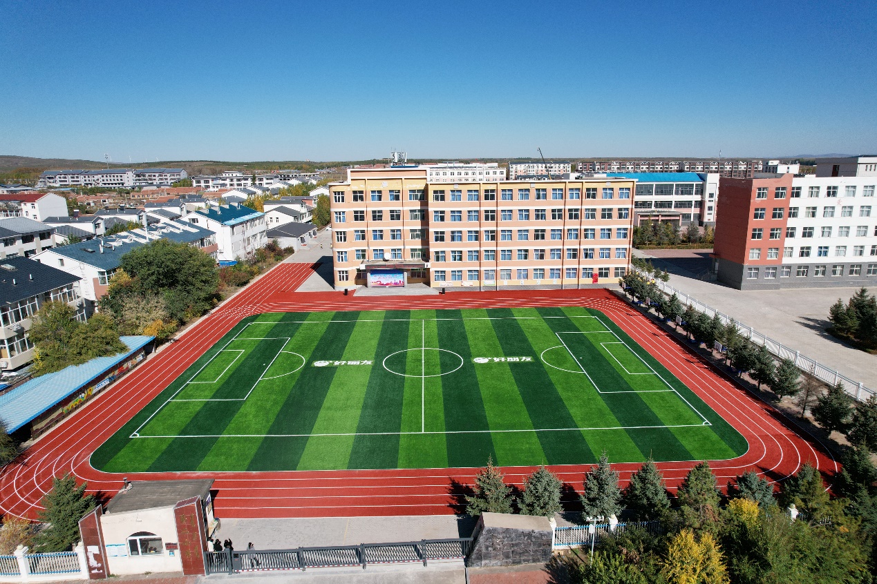 多伦县副县长柳立萍在仪式现场致辞，，，，，，，，她体现：“谢谢suncitygroup太阳集团的善举，，，，，，，，让多伦二小焕发蓬勃生气，，，，，，，，用行动诠释了‘大爱无疆’的深刻内在，，，，，，，，展现了企业的社会责任感和对教育事业的深挚情绪。。。。。。。suncitygroup太阳集团希望运动场项目不但为孩子们提供了清静、恬静的运动情形，，，，，，，，更是在他们心中播下了希望的种子，，，，，，，，让他们在奔驰中感受生长，，，，，，，，在跳跃中触摸梦想。。。。。。。”